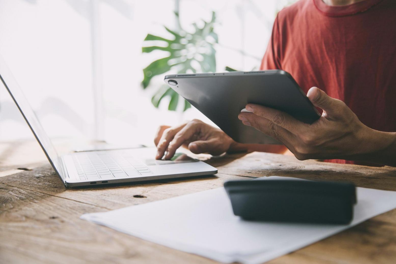 Arbeitsplatz mit Notizen und Laptop